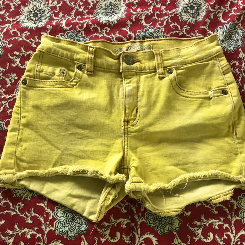 Stretchy short jean shorts